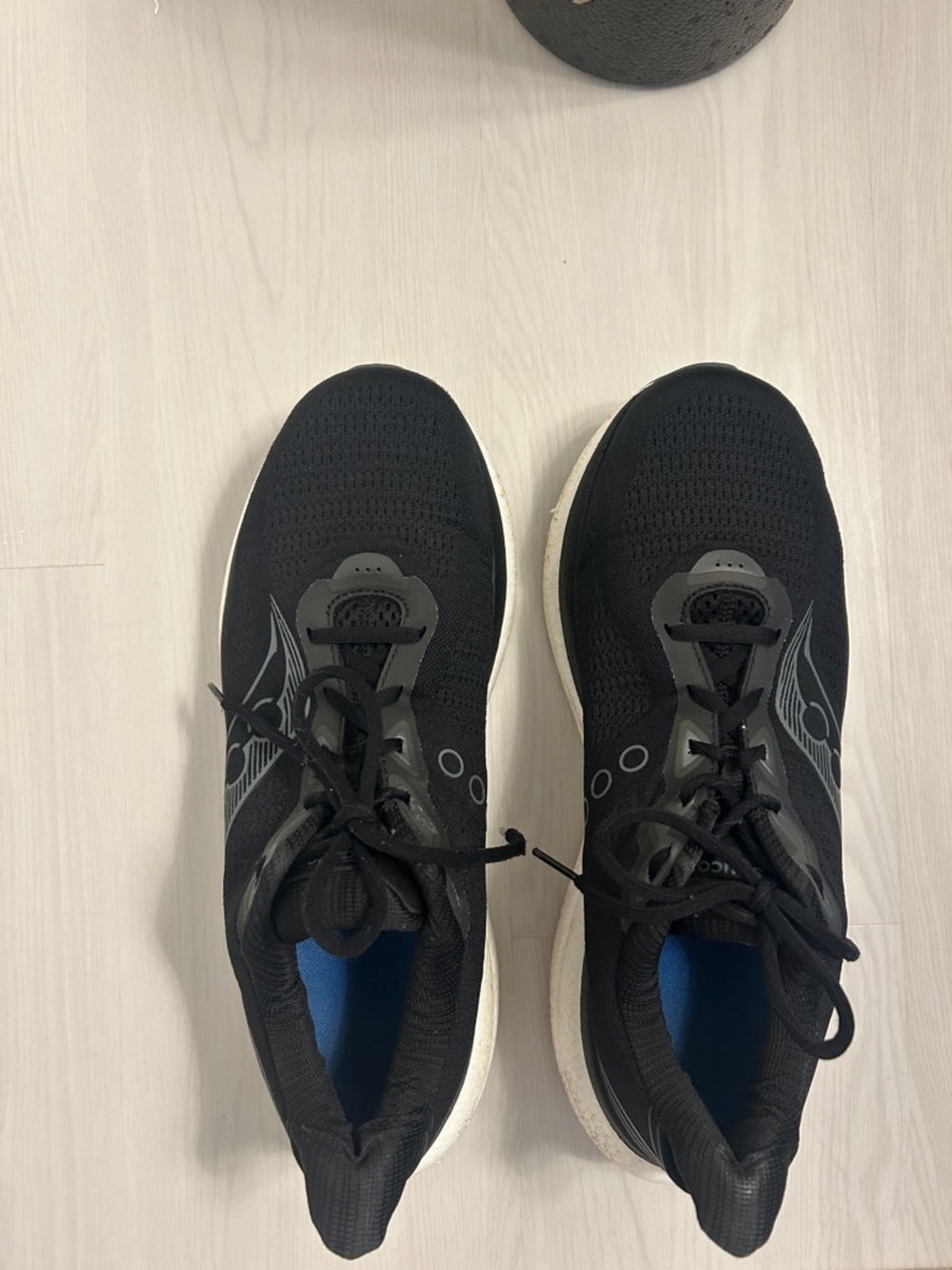 Saucony Triumph 23 Men's Black Running Sneakers - Picture 5 of 6